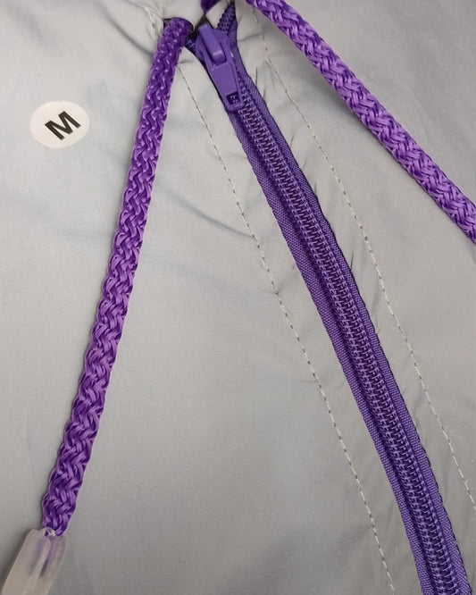 Chaqueta reflectiva con cierre morado