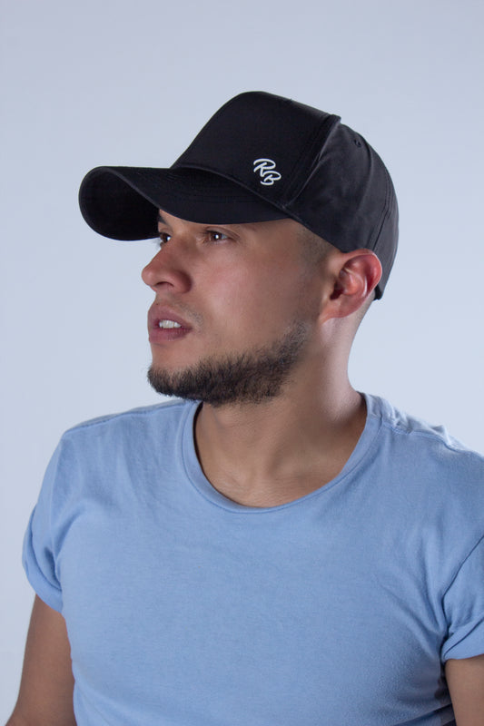 Gorra deportiva e impermeable negra