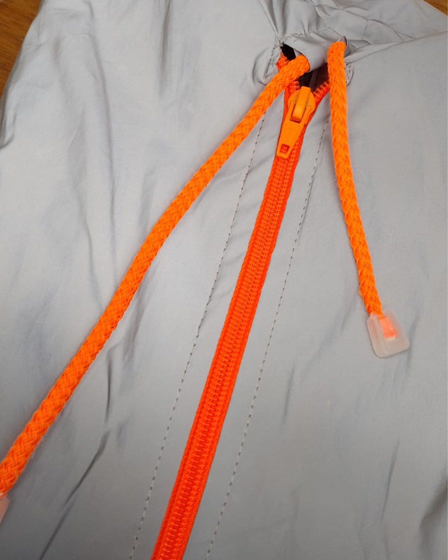 Chaqueta reflectiva con cierre naranja