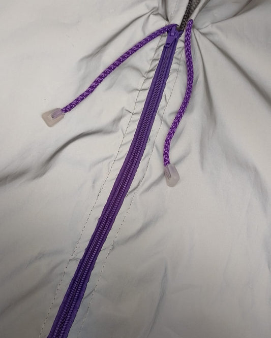 Chaqueta reflectiva con cierre morado