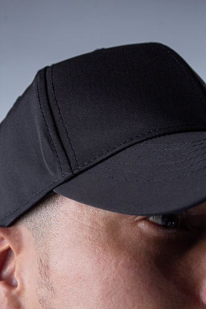 Gorra deportiva e impermeable negra